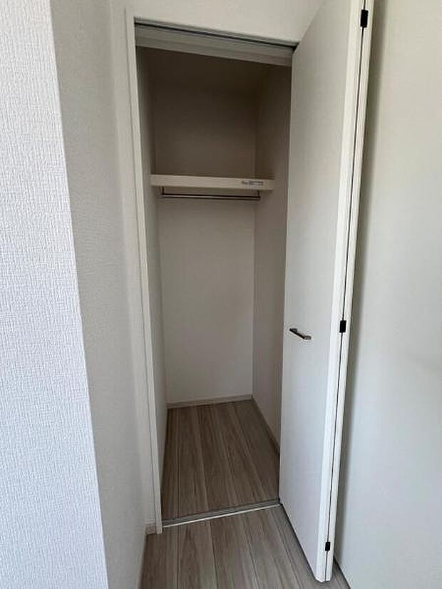 枕棚とハンガーパイプの付いたクローゼットです。