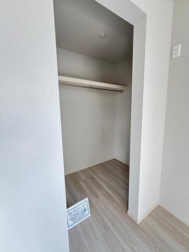 ウォークインクローゼット付きで収納も豊富。お部屋のスペースを有効的に使えそうですね。