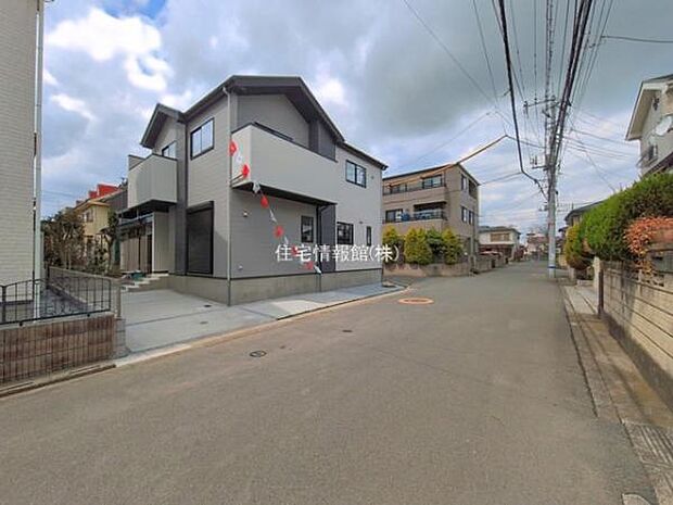 前面道路を含めた現地写真です。