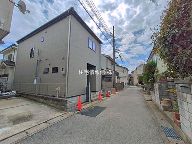 前面道路を含めた現地写真です。