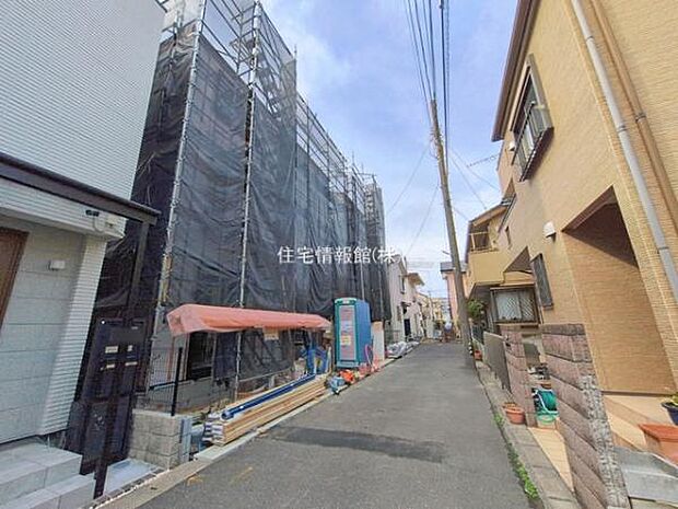 前面道路を含めた現地写真です。