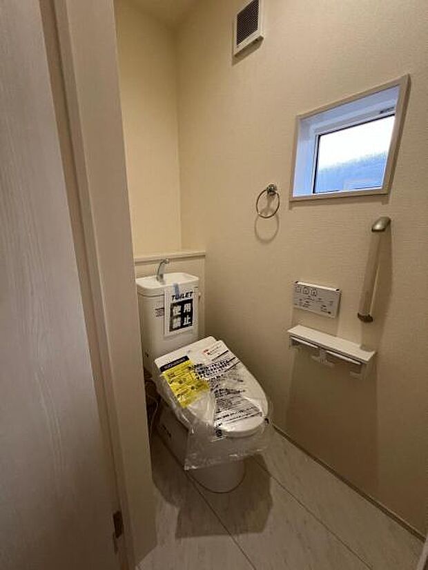 シャワー洗浄機能付のトイレは、清潔感が印象的な空間ですね。