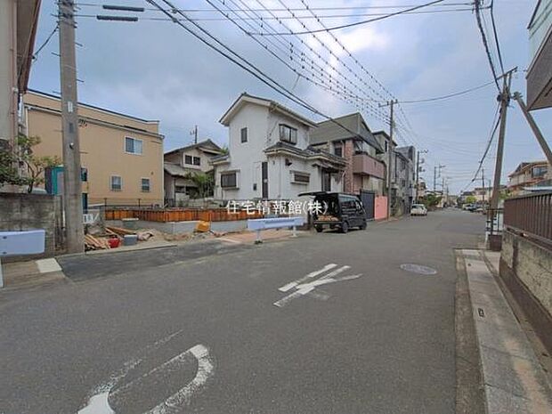 前面道路を含めた現地写真です。