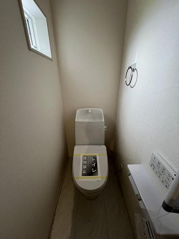 ほっと安らげるトイレ空間です。シャワー洗浄機能付のトイレは、清潔感が印象的な空間ですね。