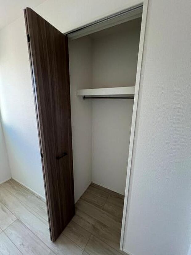 中の物を確認しやすく、取り出しやすい収納スペース。お部屋を広々とお使いいただけます。