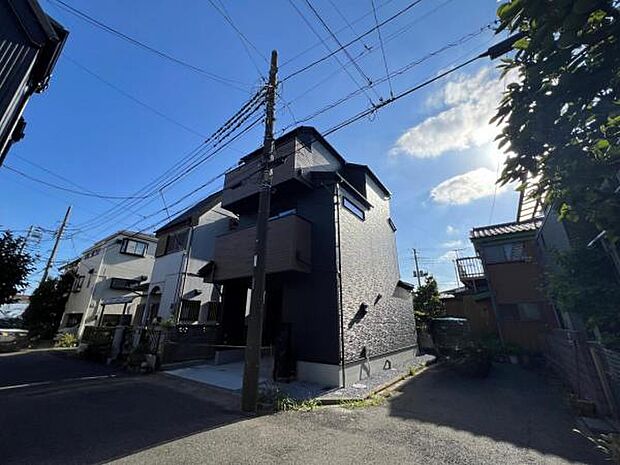 前面道路を含めた現地写真です。住宅地につき落ち着いた新生活を始められそうです。
