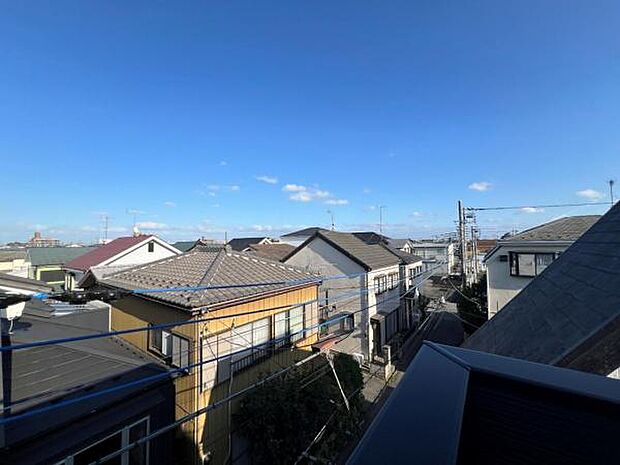 バルコニーからの眺望です。明るい陽射しを浴びながらゆったりと過ごすのも良いですね。