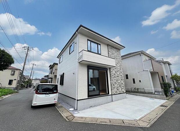 前面道路を含めた現地写真です。住宅地につき落ち着いた新生活を始められそうです。