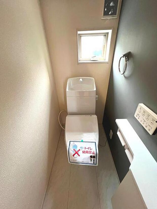ほっと安らげるトイレ空間です。シャワー洗浄機能付のトイレは、清潔感が印象的な空間ですね。