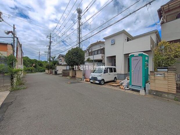 前面道路を含めた現地写真です。