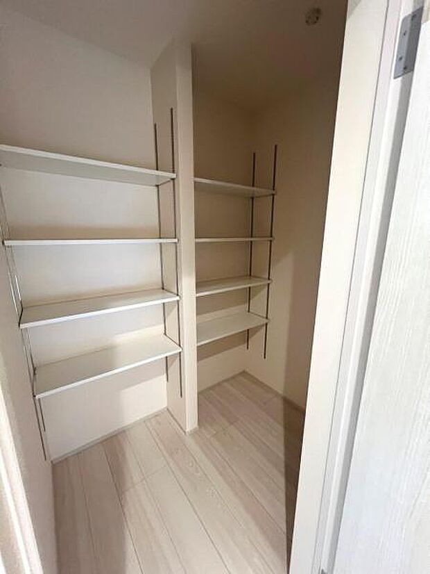 2階には可動棚付きの収納ルームがございます