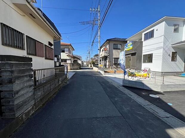 前面道路を含めた現地写真です。