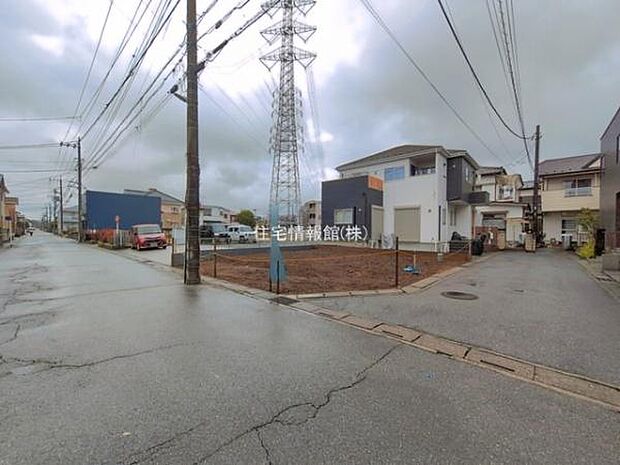 前面道路を含めた現地写真です。