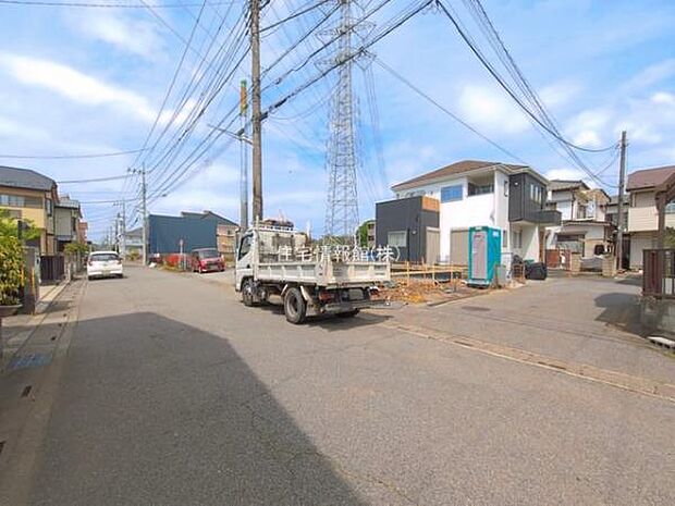 前面道路を含めた現地写真です。