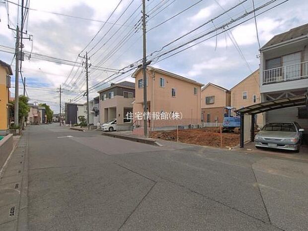 前面道路を含めた現地写真です。