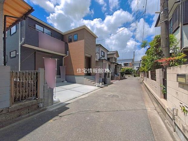 前面道路を含めた現地写真です。
