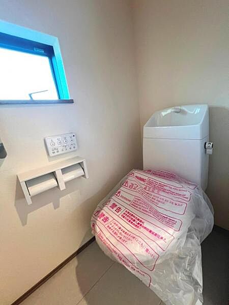ほっと安らげるトイレ空間です。シャワー洗浄機能付のトイレは、清潔感が印象的な空間ですね。