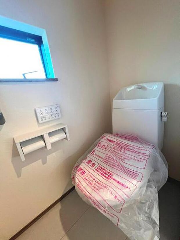 ほっと安らげるトイレ空間です。シャワー洗浄機能付のトイレは、清潔感が印象的な空間ですね。