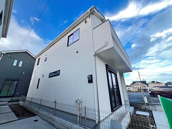 前面道路です。住宅地につき落ち着いた新生活を始められそうです。