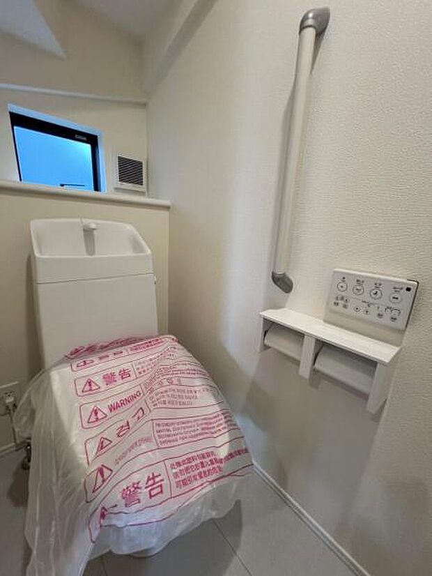 ほっと安らげるトイレ空間です。シャワー洗浄機能付のトイレは、清潔感が印象的な空間ですね。