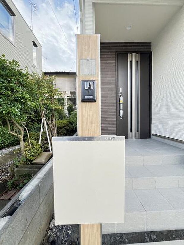 TVドアホンとポストが付いた門柱です。