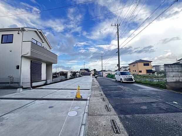 前面道路を含めた現地写真です。住宅地につき落ち着いた新生活を始められそうです。