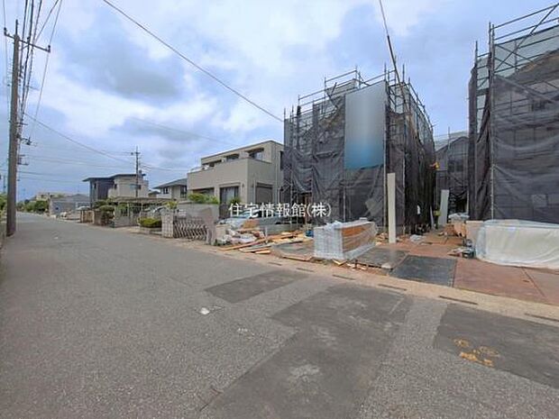前面道路を含めた現地写真です。