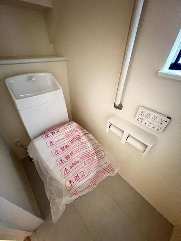 ほっと安らげるトイレ空間です。シャワー洗浄機能付のトイレは、清潔感が印象的な空間ですね。