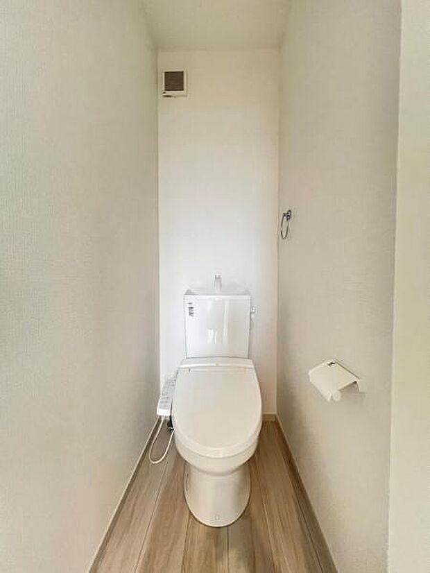 ほっと安らげるトイレ空間です。シャワー洗浄機能付のトイレは、清潔感が印象的な空間ですね。