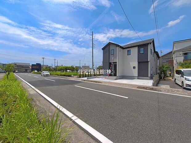 前面道路を含めた現地写真です。