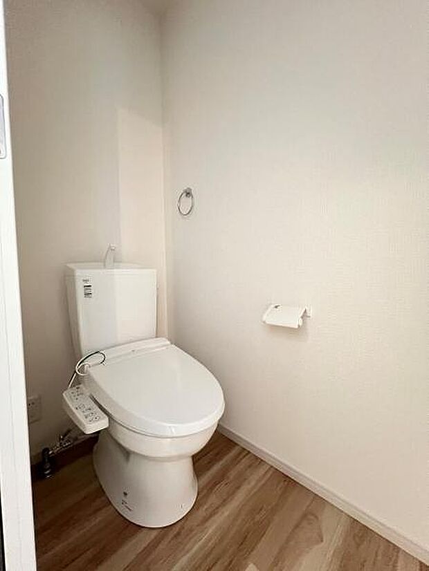 ほっと安らげるトイレ空間です。シャワー洗浄機能付のトイレは、清潔感が印象的な空間ですね。