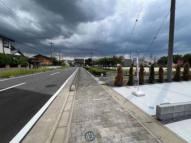 前面道路を含めた現地写真です。住宅地につき落ち着いた新生活を始められそうです。