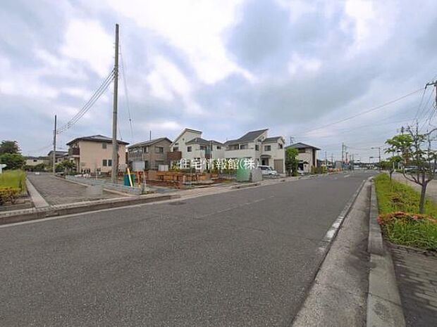 前面道路を含めた現地写真です。
