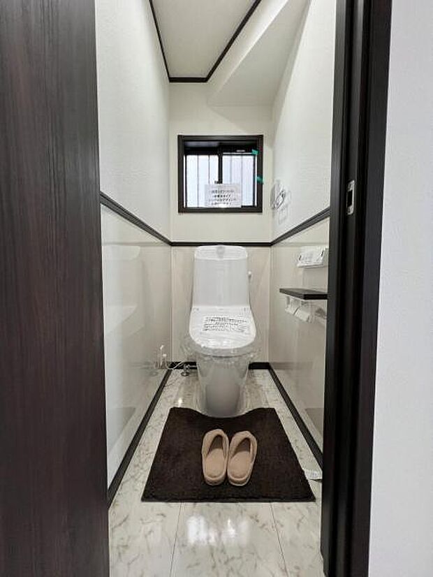 ほっと安らげるトイレ空間です。シャワー洗浄機能付のトイレは、清潔感が印象的な空間ですね。
