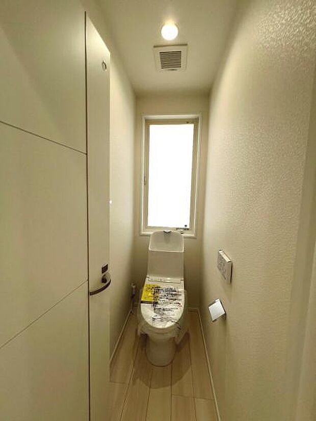 シャワー洗浄機能付のトイレは、清潔感が印象的な空間ですね。