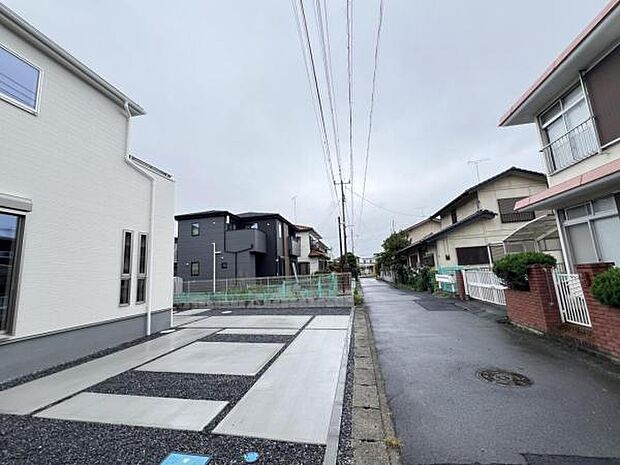 前面道路を含めた現地写真です。