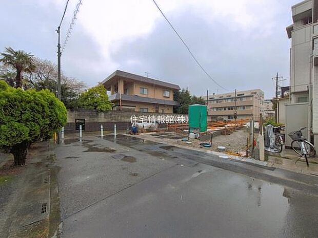 前面道路を含めた現地写真です。