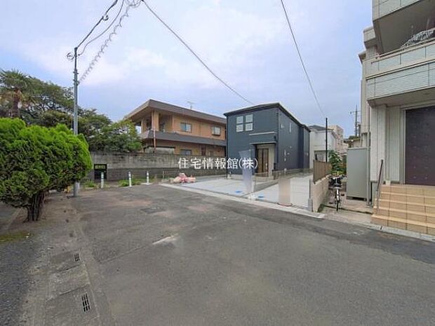 前面道路を含めた現地写真です。
