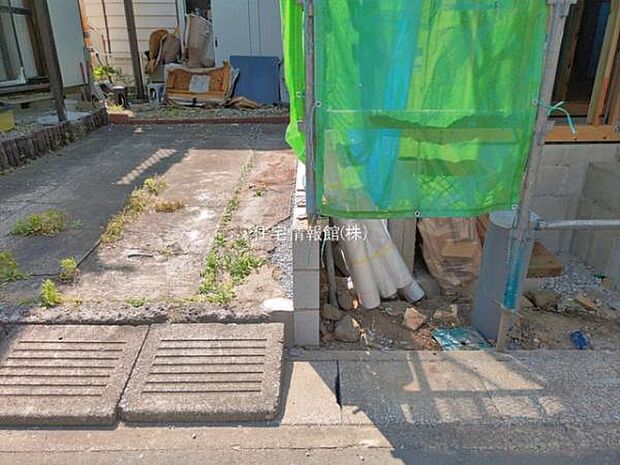 前面道路を含めた現地写真です。