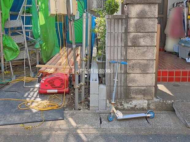 前面道路を含めた現地写真です。