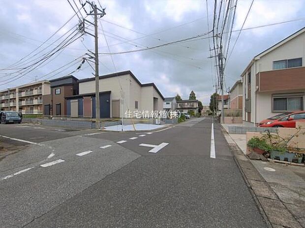 前面道路を含めた現地写真です。