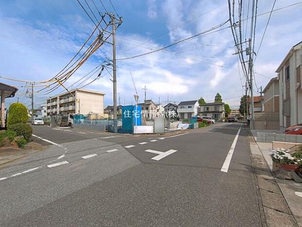 前面道路を含めた現地写真です。