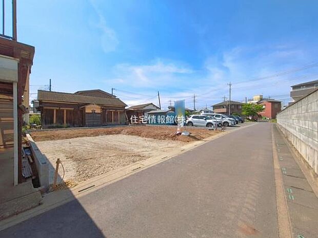 前面道路を含めた現地写真です。