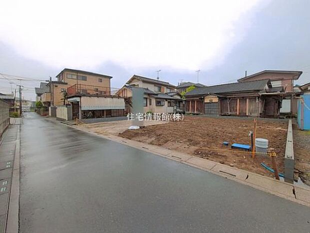 前面道路を含めた現地写真です。