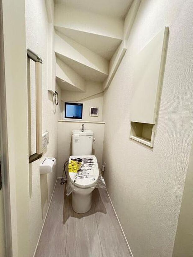 ほっと安らげるトイレ空間です. シャワー洗浄機能付のトイレは、清潔感が印象的な空間ですね。