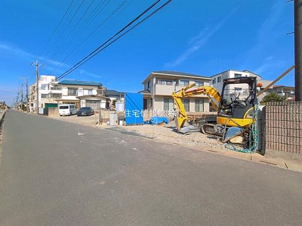 前面道路を含めた現地写真です。