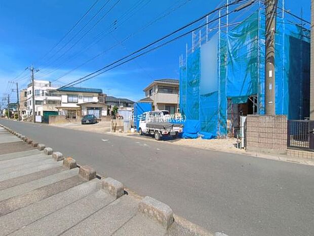 前面道路を含めた現地写真です。