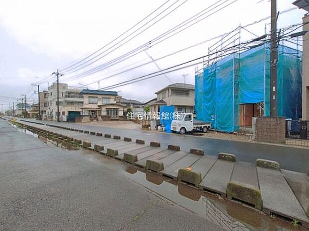 前面道路を含めた現地写真です。