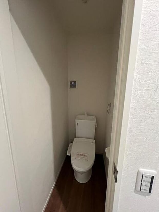 シャワー洗浄機能付のトイレは、清潔感が印象的な空間ですね。