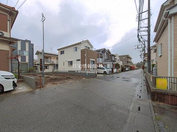 前面道路を含めた現地写真です。